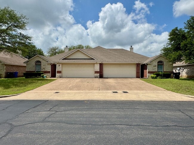 Building Photo - Duplex *LEASING SPECIAL AVAILABLE*