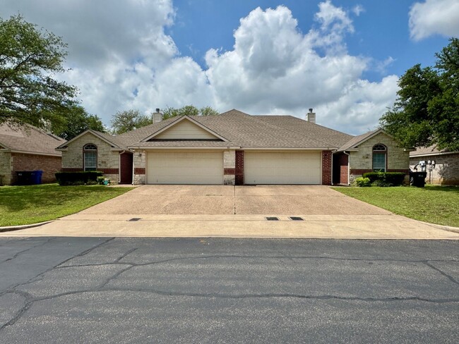 Building Photo - Duplex