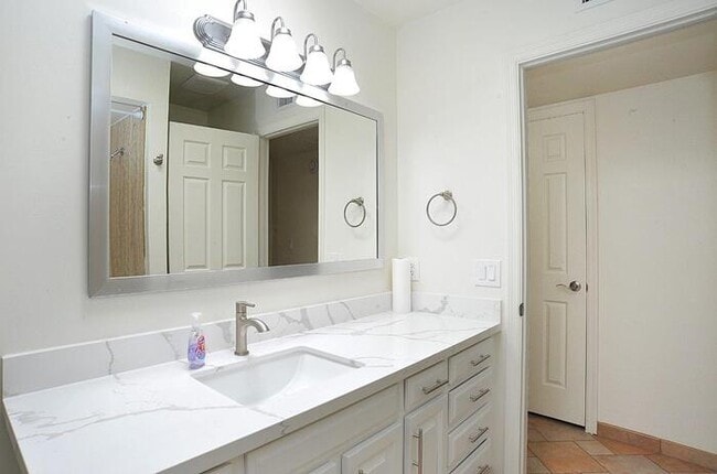 Building Photo - Beautifully Updated 3 Bedroom Townhome nea...