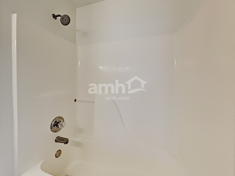 Building Photo - 1128 Eastwoods Dr