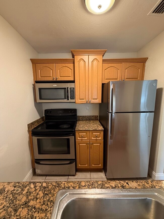 Building Photo - 6043 10th Ave N