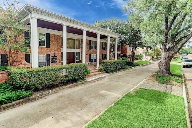 Building Photo - 2824 Briarhurst Dr