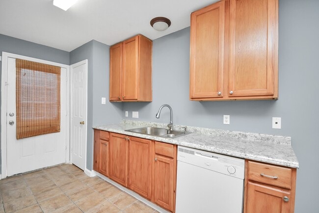 Building Photo - 11899 Algonquin Dr