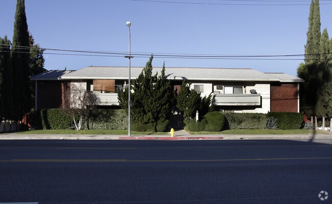 Building Photo - 6167 Reseda Blvd