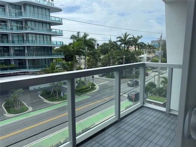 Building Photo - 9940 W Bay Harbor Dr