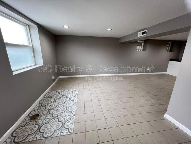 Building Photo - 2227 N Clybourn Ave