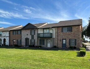 Building Photo - 2 bed, 1.5 bath beautiful townhouse