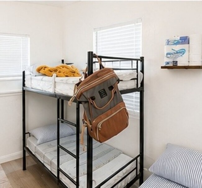 Building Photo - 2 Bedroom Duplex & Studio for Rent