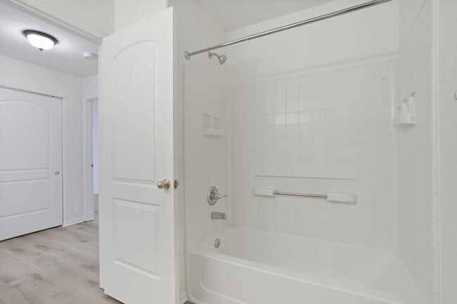 Building Photo - Great Two Bedroom Condo with Garage - Move In Special