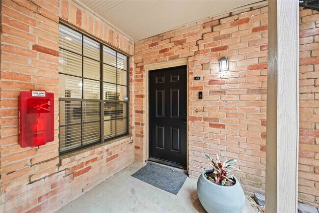 Building Photo - 2255 Braeswood Park Dr