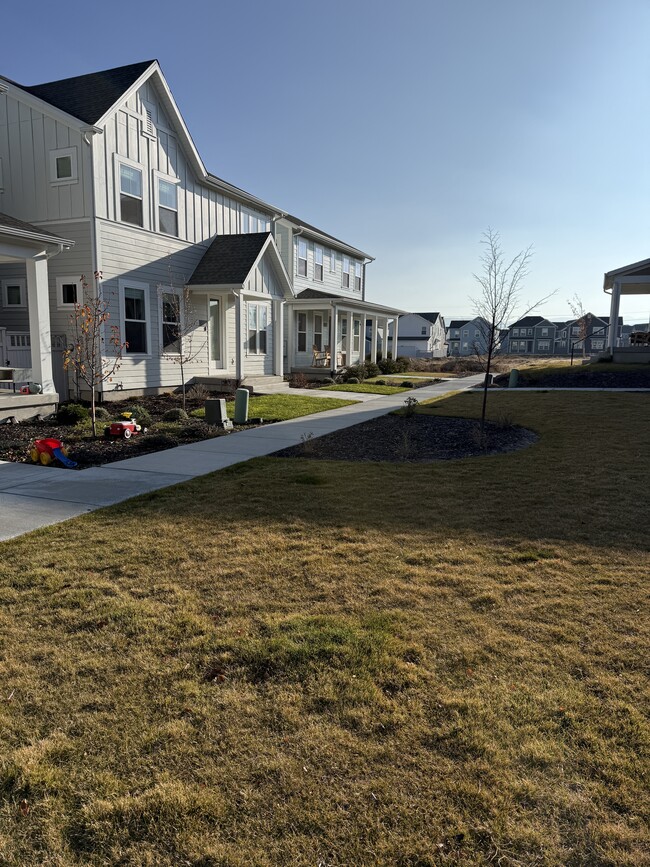 Building Photo - 6863 W Meadow Grass Dr