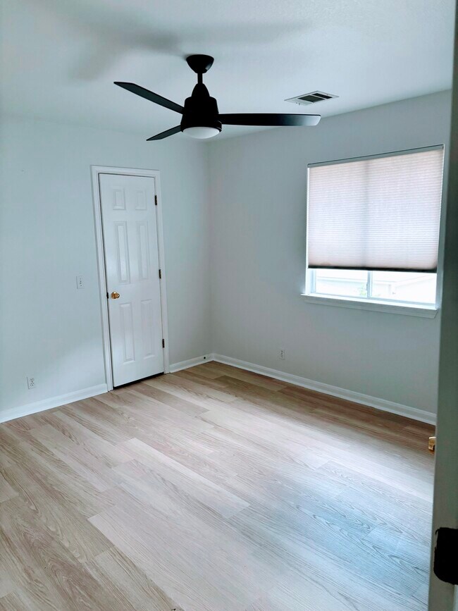 Building Photo - 412 Bradfield Dr