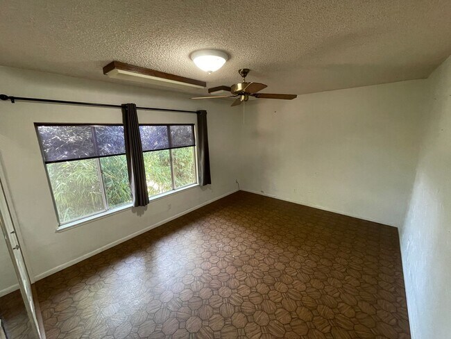 Building Photo - Paradise Oasis-3 bed 2 bath home, Back yard, covered deck, garage, no cats