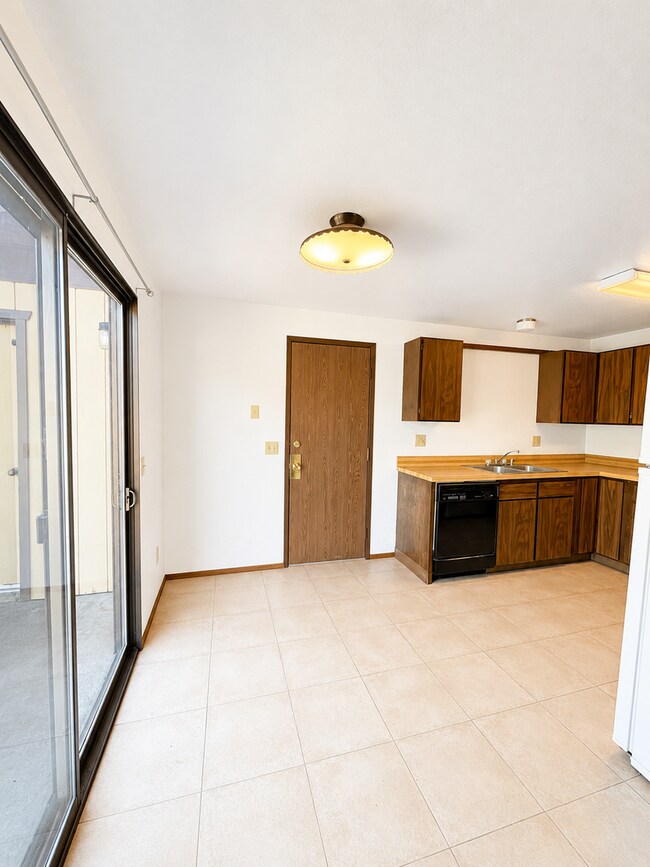 Building Photo - 1704 Antoine Ave