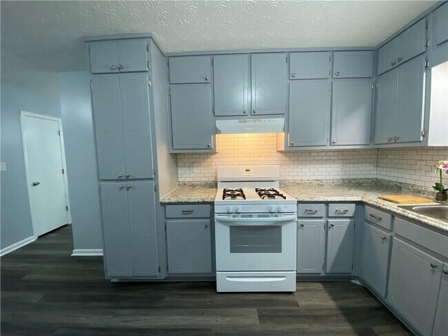 Building Photo - 2012 Oakwood Dr