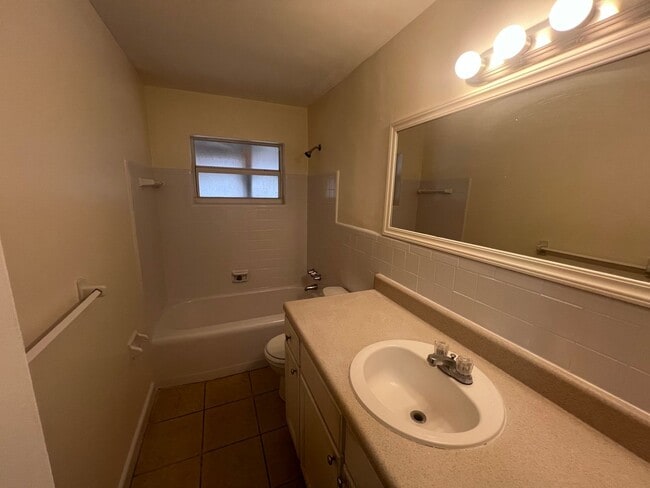 Building Photo - Rare 4-Bedroom Single-Family in Sky Lake close to Florida Mall