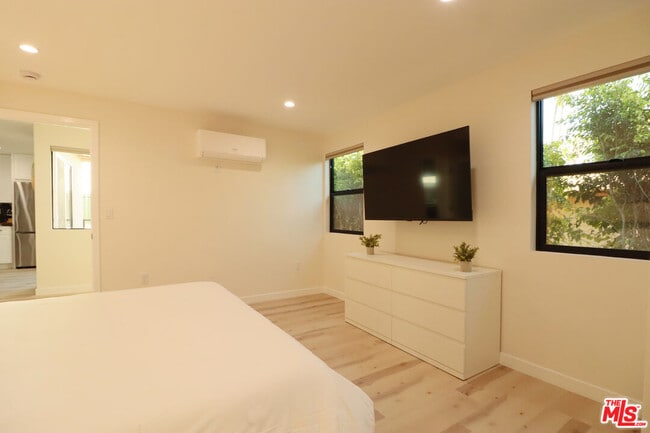 Building Photo - 918 N San Vicente Blvd