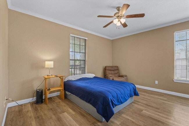 Building Photo - 2255 Braeswood Park Dr