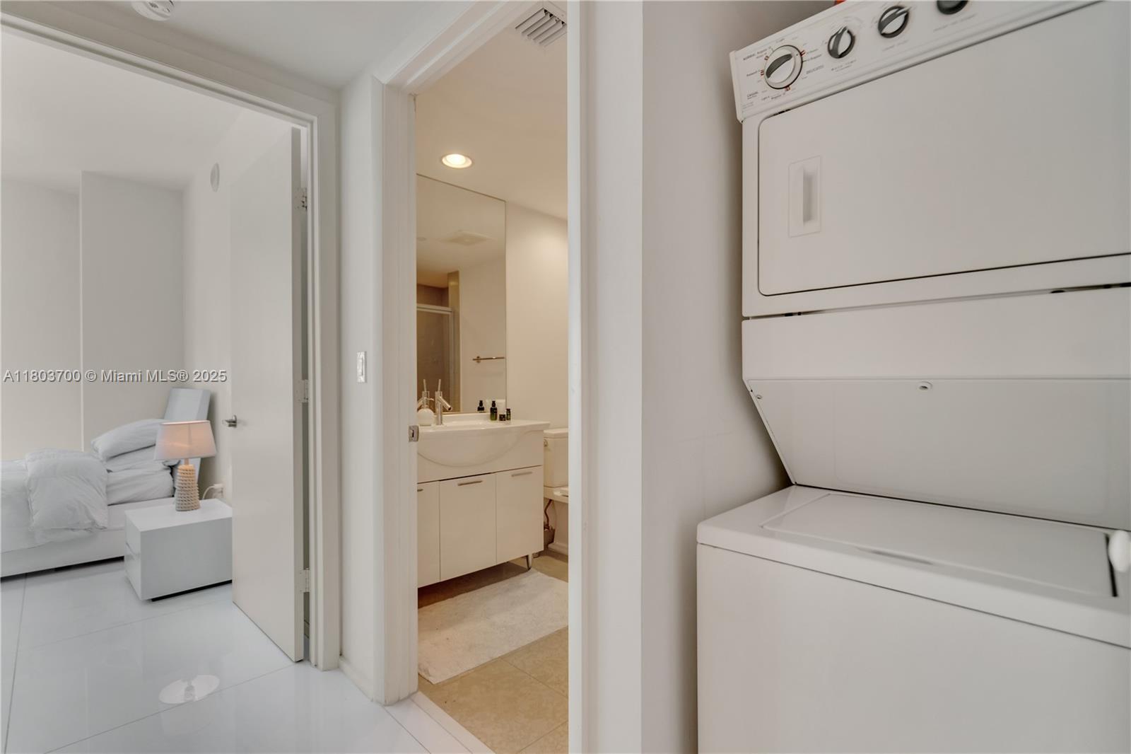 Building Photo - 465 Brickell Ave