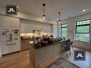 Building Photo - 3 bedroom in Brookline MA 02445