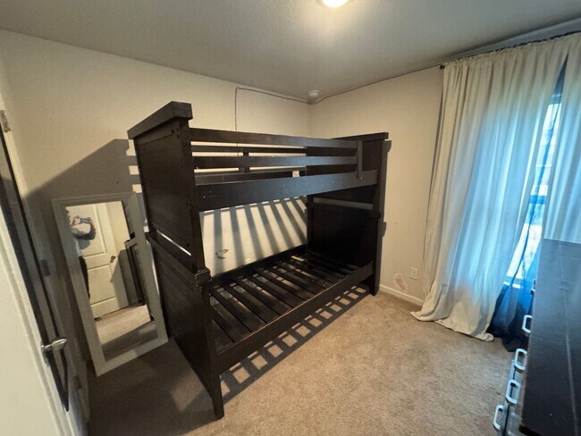 Building Photo - 470 Reizen Dr