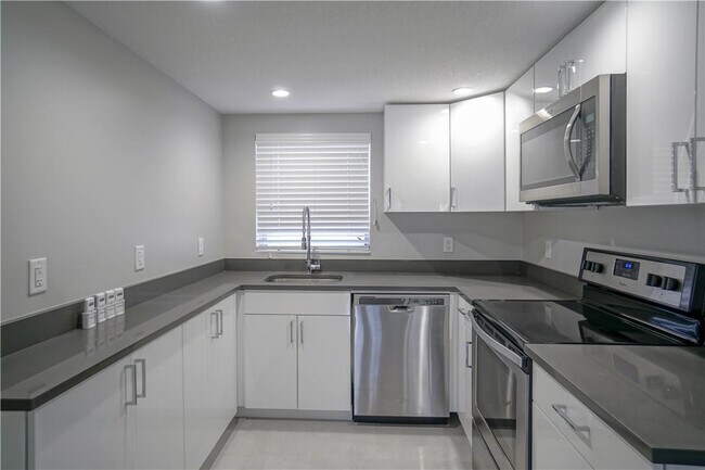 Primary Photo - 640 NE 7th Ave