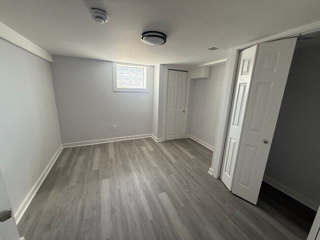Building Photo - Available Now - Single Family House 5 Bedroom 2 Bath located in Roseland Area