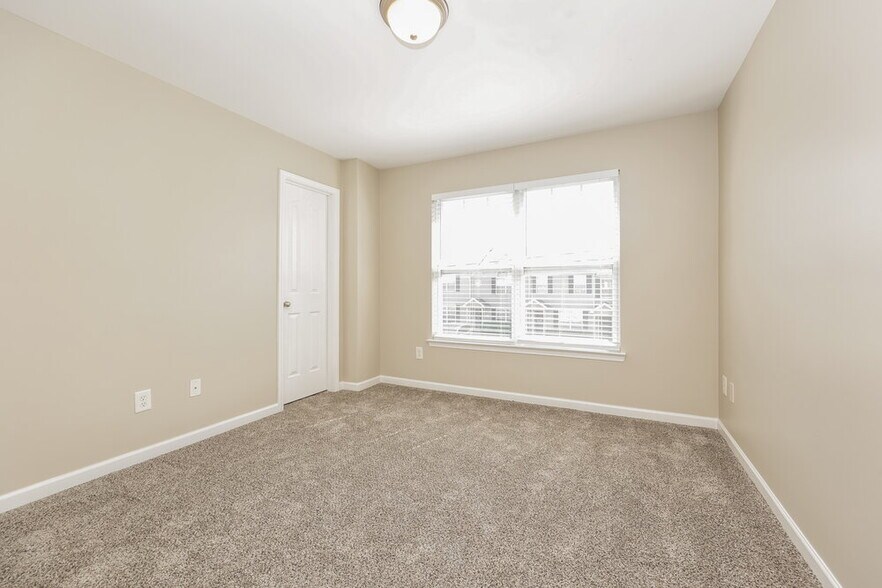 Building Photo - 8035 Logan Dr