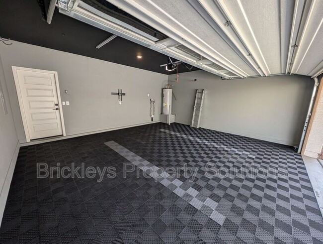 Building Photo - 4021 E Pony Ln