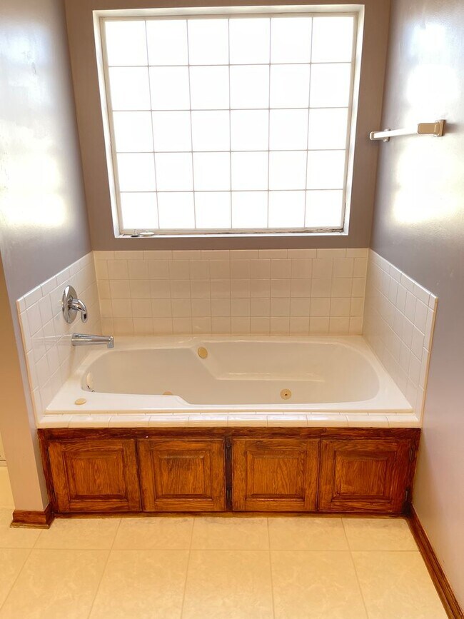 Building Photo - Northwest Omaha Gem: 2,700 Sq Ft, 3-Bedroom, Walk-Out Finished Basement, Fenced Yard, 3-Car Garag...