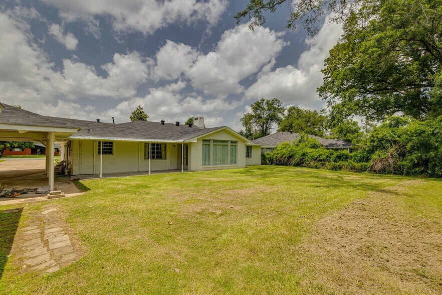 Building Photo - 2408 Katherine Dr
