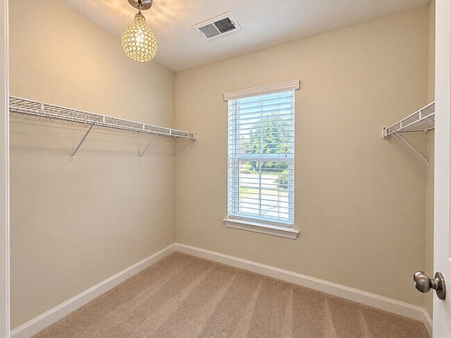 Building Photo - 9438 Sweep Dr