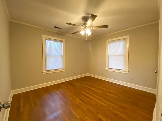 Building Photo - 2 bed, 1 bath near the University of Memphis
