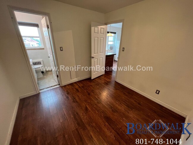 Building Photo - Beautiful Top Floor University Condo with ...