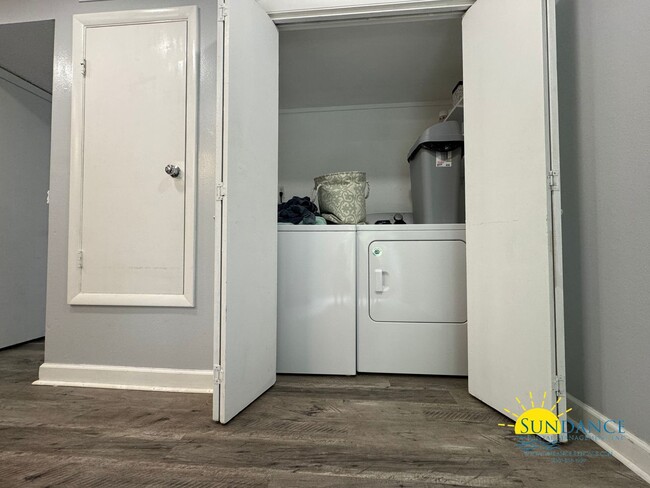 Building Photo - Adorable 2 Bedroom Home Centrally Located ...