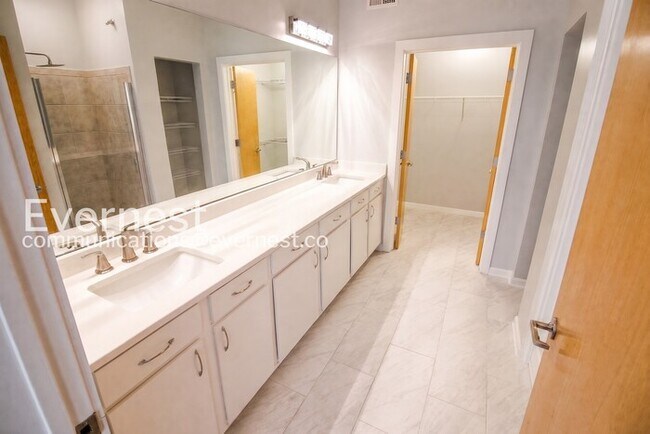Building Photo - Chic 1 Bed, 1 Bath Condo with Carport/ Available Now!
