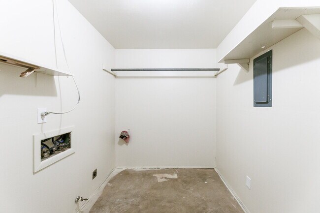Building Photo - Remodeled throughout, 3/2/1