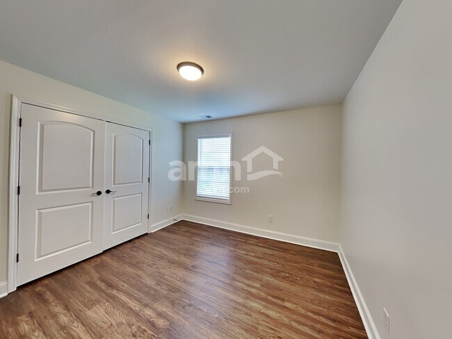 Building Photo - 107 Buster St