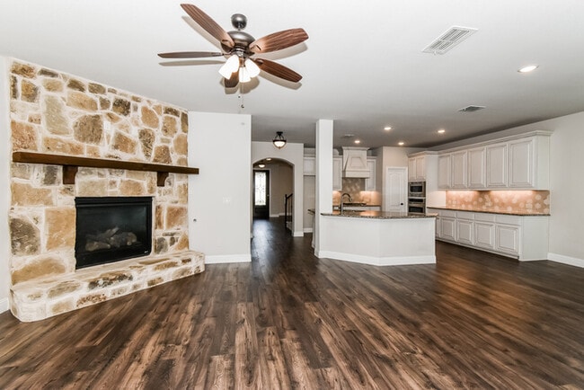 Building Photo - 924 Honey Locust Dr