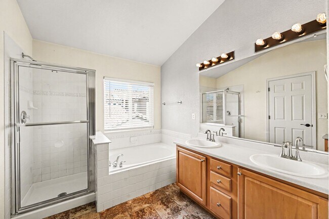 Building Photo - Spacious 3 Bed 2.5 Bath in the heart of Aurora!