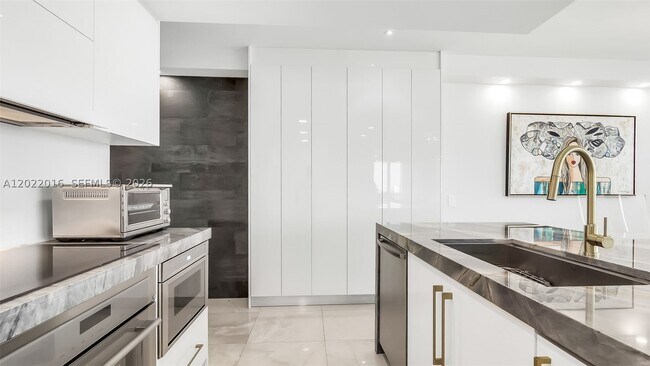 Building Photo - 5875 Collins Ave