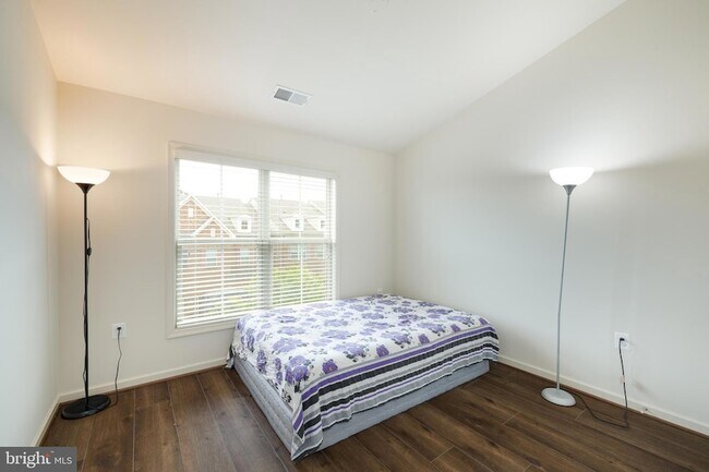 Building Photo - 42557 Dreamweaver Dr