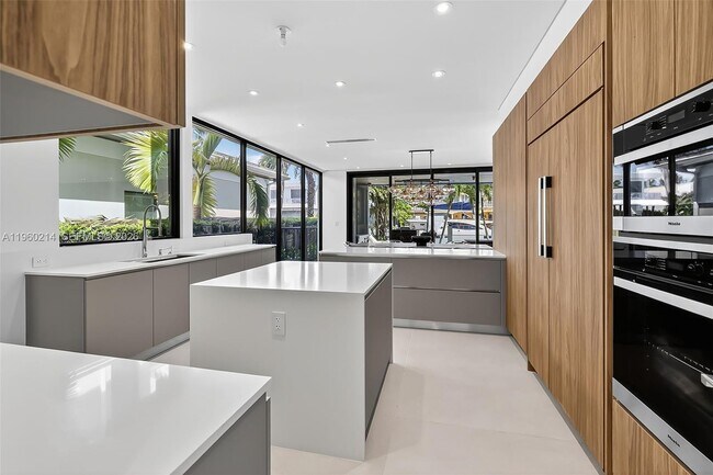 Building Photo - 620 Solar Isle Dr