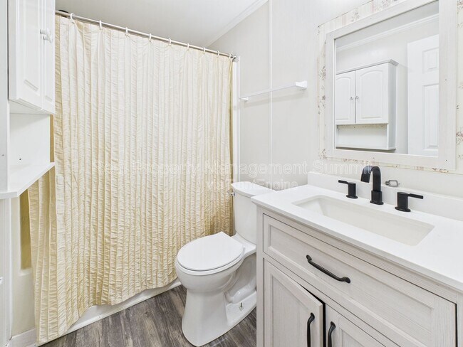 Building Photo - 15 Hayfield Ln