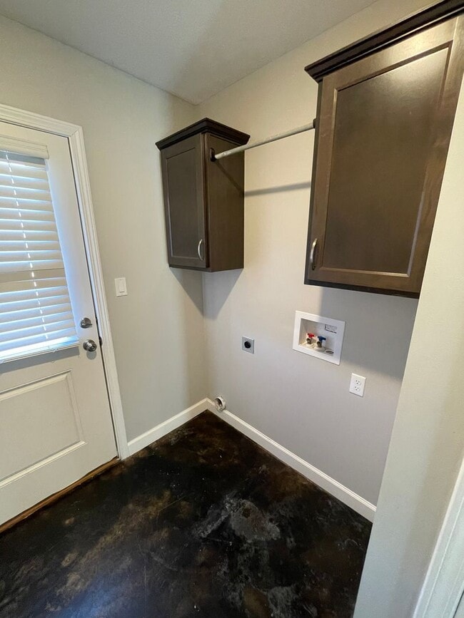 Building Photo - 337 Wolf Den Dr