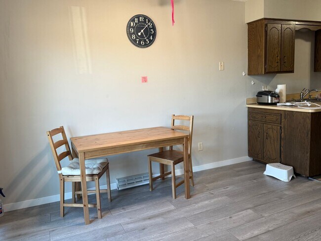 Building Photo - Low Maintenance Living - 2 Bedroom 2 Bathr...