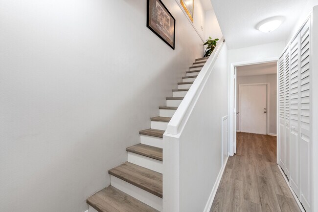 Building Photo - 2828 Tennis Club Dr