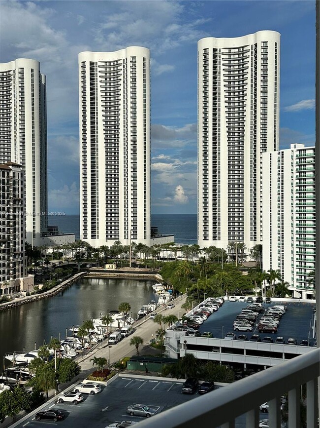 Building Photo - 300 Bayview Dr