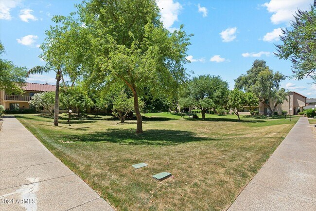 Building Photo - 8649 E Royal Palm Rd