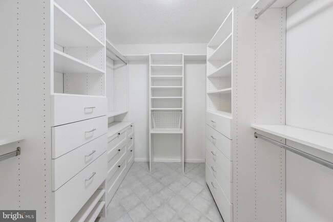 Building Photo - 1718 Crestview Dr